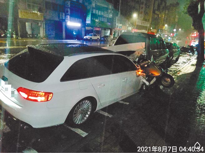 高雄36岁方姓男子7日凌晨酒后驾驶白色奥迪轿车，不但擦撞停在车格内的5辆自小客车及1辆机车，更弃车逃逸，随后遭警方逮捕。（翻摄画面／洪浩轩高雄传真）