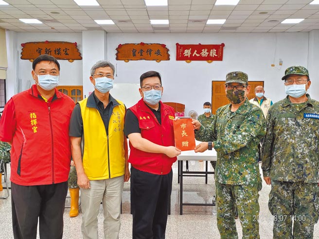 高巿府民政局长阎青智（中）7日到美浓勘灾，同时慰劳救灾官兵。（民政局提供／曹明正高雄传真）