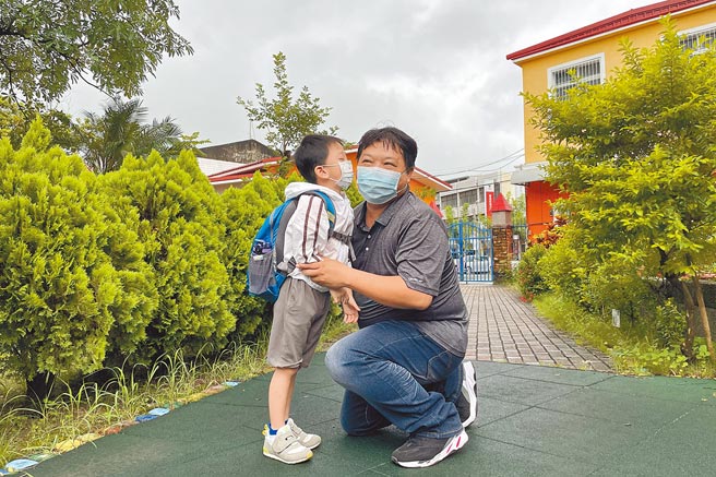 慢飞儿小明（化名）在父亲节前夕透过东港早疗中心的爱的传声筒向父亲表达爱意，惹哭不少人，他的进步与成长，有着满满的父爱。（谢佳潾摄）