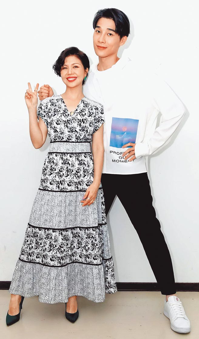 于子育（左）和宋伟恩昨为戏造势。（华视提供）