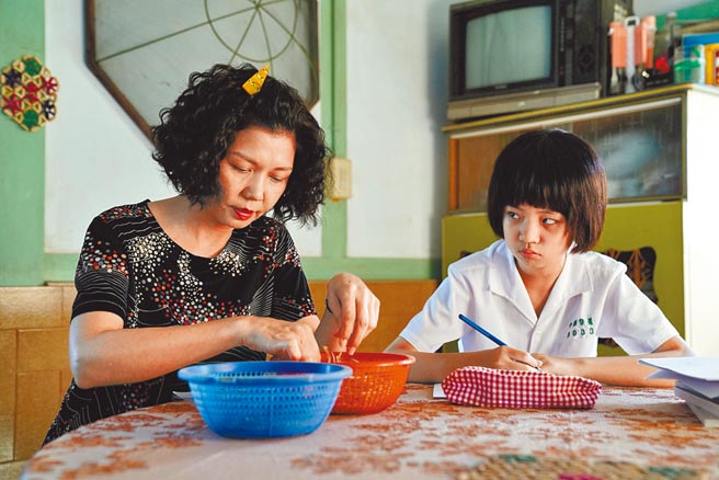 于子育（左）在《俗女养成记2》演吴以涵的妈妈。（华视提供）