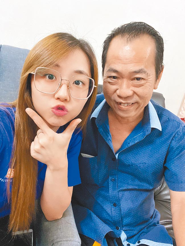 艾薇（左）心疼爸爸為家人無私付出。（喜鵲娛樂提供）