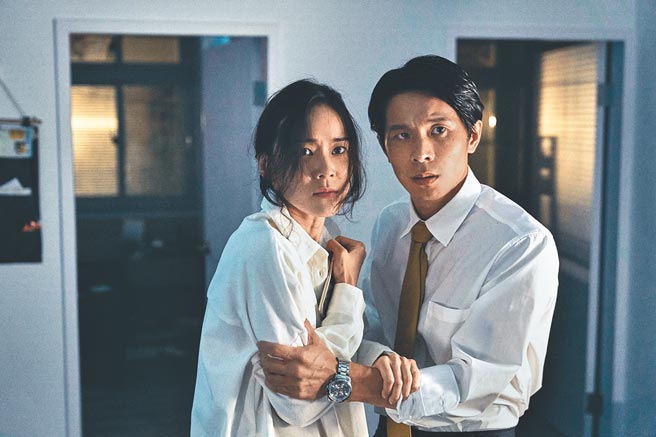 姚淳耀（右）在《关系暴力》中与锺瑶关系紧张。（青春期影视提供）