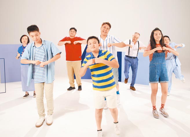 關韶文（右四）〈關關燈〉MV獲全家人力挺拍攝。（經紀人提供）