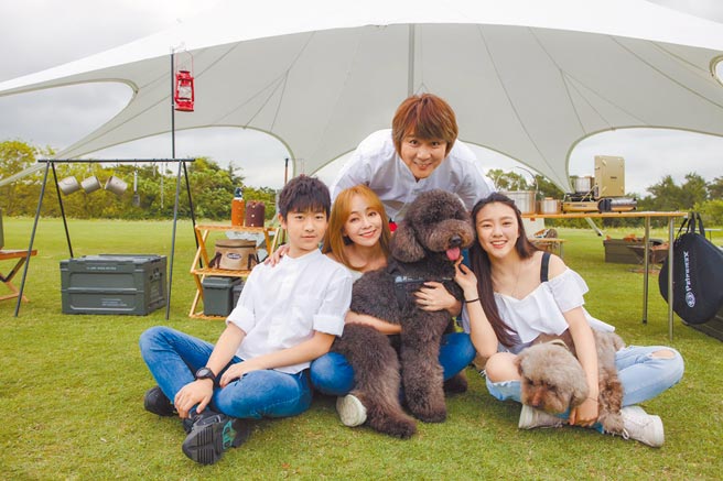 王仁甫（後）與季芹（左二）育有女兒樂樂、兒子YAYA，一家四口感情很好。（經紀人提供）