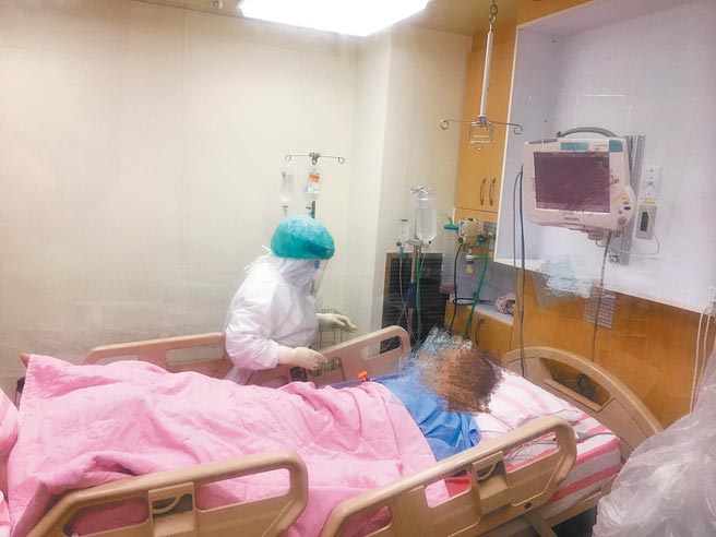 卫生福利部基隆医院医护团队站在防疫第一线，全力协助病人儘速康復出院。（卫生福利部基隆医院提供）