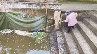 池上大坡池攔網 意外攔下廢棄農藥罐