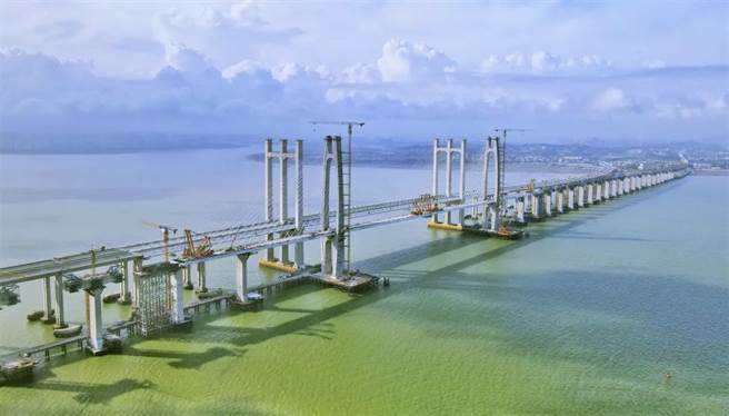 泉州湾跨海大桥设计时速350公里，是大陆首座高铁跨海大桥，全长20.287公里，是福厦高铁全线最长的桥梁。（图／观察者网）