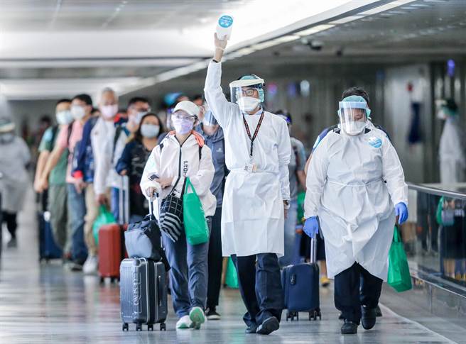 印尼遭到Delta變種病毒襲擊疫情嚴峻，在5月開齋節過後快速蔓延，確診人數飆高，由於台印尼航線已暫停直飛，印尼台商總會與台商安排下，有118名印尼的台商僑民搭乘印尼Garuda航空包機於8日深夜11時許抵台。（陳麒全攝）