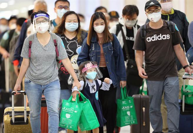 印尼遭到Delta變種病毒襲擊疫情嚴峻，在5月開齋節過後快速蔓延，確診人數飆高，由於台印尼航線已暫停直飛，印尼台商總會與台商安排下，有118名印尼的台商僑民搭乘印尼Garuda航空包機於8日深夜11時許抵台。（陳麒全攝）