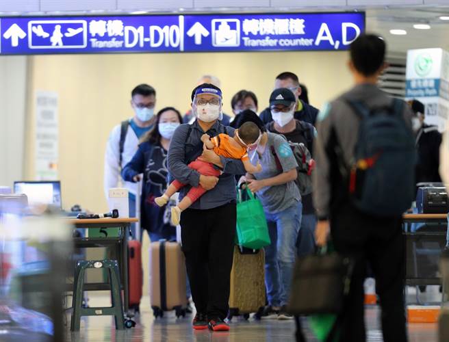 印尼遭到Delta變種病毒襲擊疫情嚴峻，在5月開齋節過後快速蔓延，確診人數飆高，由於台印尼航線已暫停直飛，印尼台商總會與台商安排下，有118名印尼的台商僑民搭乘印尼Garuda航空包機於8日深夜11時許抵台。（陳麒全攝）