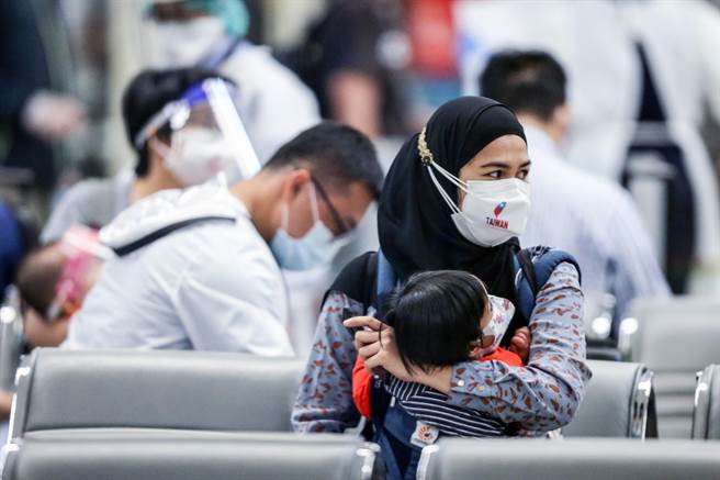 印尼遭到Delta變種病毒襲擊疫情嚴峻，在5月開齋節過後快速蔓延，確診人數飆高，由於台印尼航線已暫停直飛，印尼台商總會與台商安排下，有118名印尼的台商僑民搭乘印尼Garuda航空包機於8日深夜11時許抵台。（陳麒全攝）