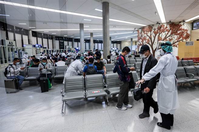 印尼遭到Delta變種病毒襲擊疫情嚴峻，在5月開齋節過後快速蔓延，確診人數飆高，由於台印尼航線已暫停直飛，印尼台商總會與台商安排下，有118名印尼的台商僑民搭乘印尼Garuda航空包機於8日深夜11時許抵台。（陳麒全攝）