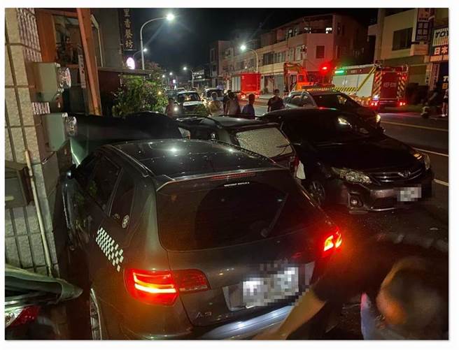 台东市8日晚间发生2车相撞衝入民宅波及3辆汽机车的交通事故,一名妇人受困驾驶座命危。（台东县消防局提供／蔡旻妤台东传真）