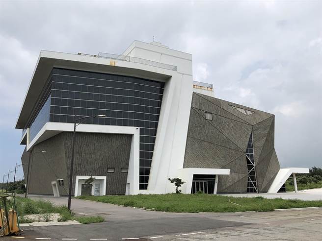 台中市歷经3任市长，歷时11年斥资8.6亿元兴建的海生馆，目前沦为锈蚀斑斑的蚊子馆。（陈世宗摄）