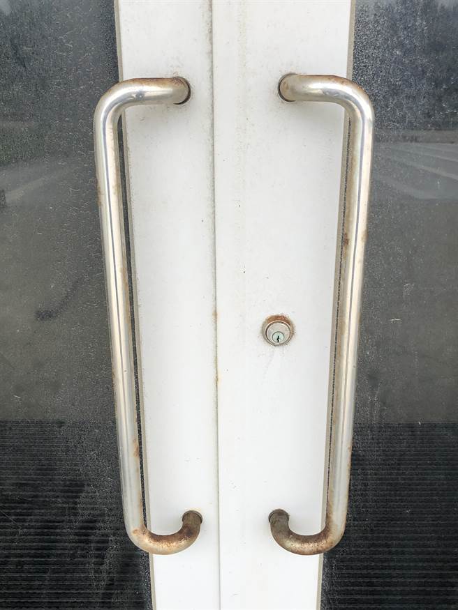 海生馆铁门也生锈，让人怀疑俨然沦为「锈蚀馆」。（陈世宗摄）