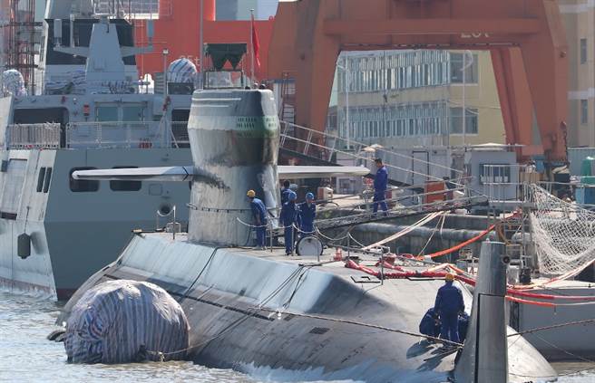 解放軍039D（也有專家稱為039C）型潛艦最引人矚目的，就是造型奇特的隱形潛望塔。（微博）