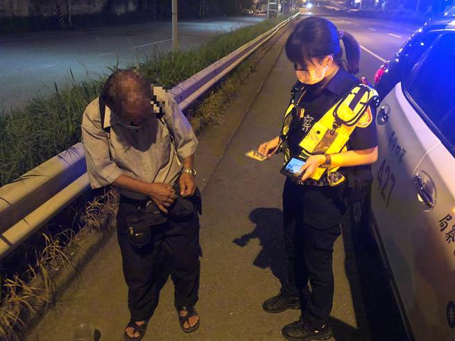 黃姓老翁自稱參加健行活動，正要徒步返家，陳員進一步詢問其家裡地址、聯絡電話，老翁均能倒背如流。（警方提供）