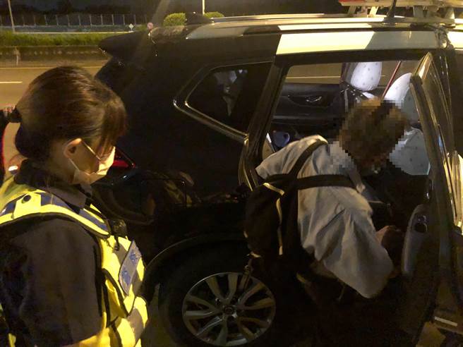 黃姓老翁自稱參加健行活動，正要徒步返家，陳員進一步詢問其家裡地址、聯絡電話，老翁均能倒背如流。（警方提供）