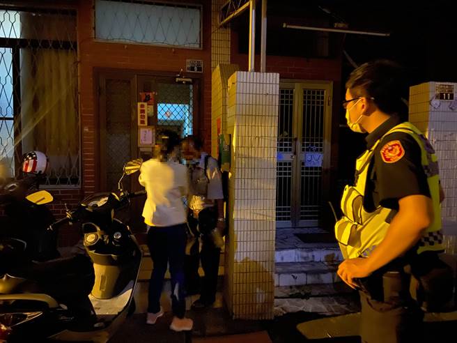 員警聯繫老翁家屬後，將老翁平安護送返家。（警方提供）