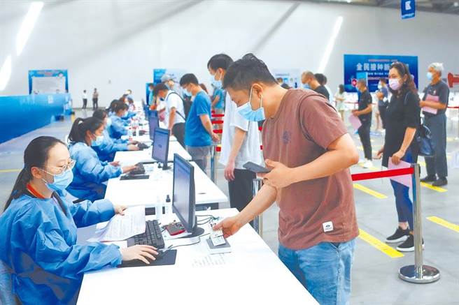 截至7月15日，在大陸打新冠疫苗的台灣民眾達12.5萬人，接種劑次超過21萬劑。(中新社)