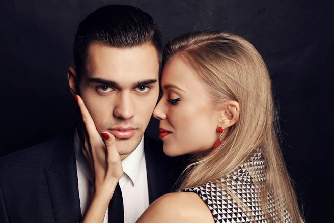 这样做不只是朋友！男生对妳有好感才会做的10大暧昧行为(示意图／Shutterstock)