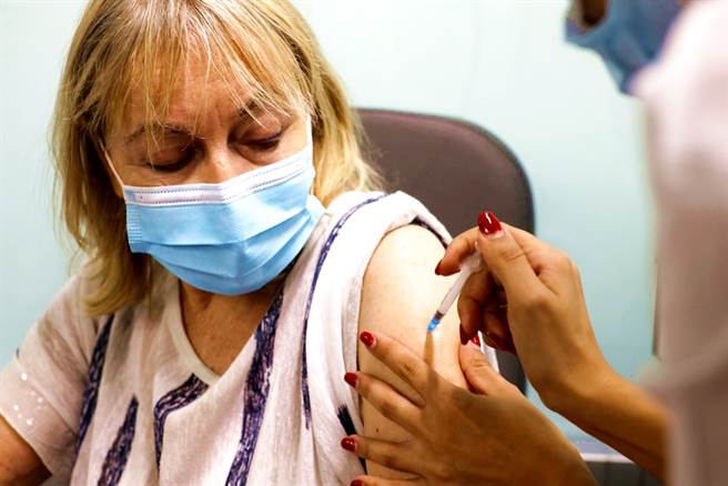 以色列的真实世界调查发现，民眾施打第3剂辉瑞/BNT疫苗后，副作用和第2剂相似、甚至更少。（图／路透社）