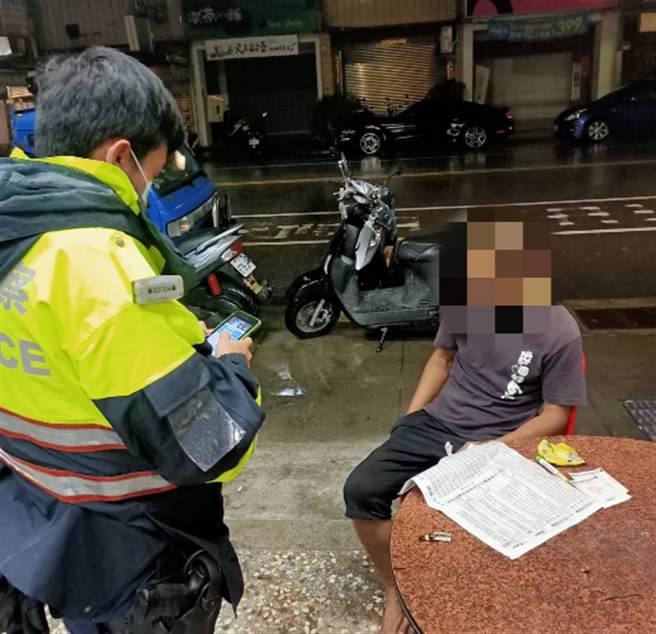 男子異想天開，買完運彩躺臥地上淋雨，盼「遇水則發」中大獎，員警得知原因傻眼。(圖／熱心民眾提供)　