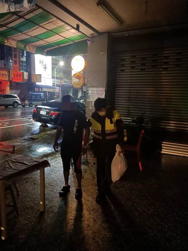 男子異想天開，買完運彩躺臥地上淋雨，盼「遇水則發」中大獎，員警得知原因傻眼。(圖／熱心民眾提供)　