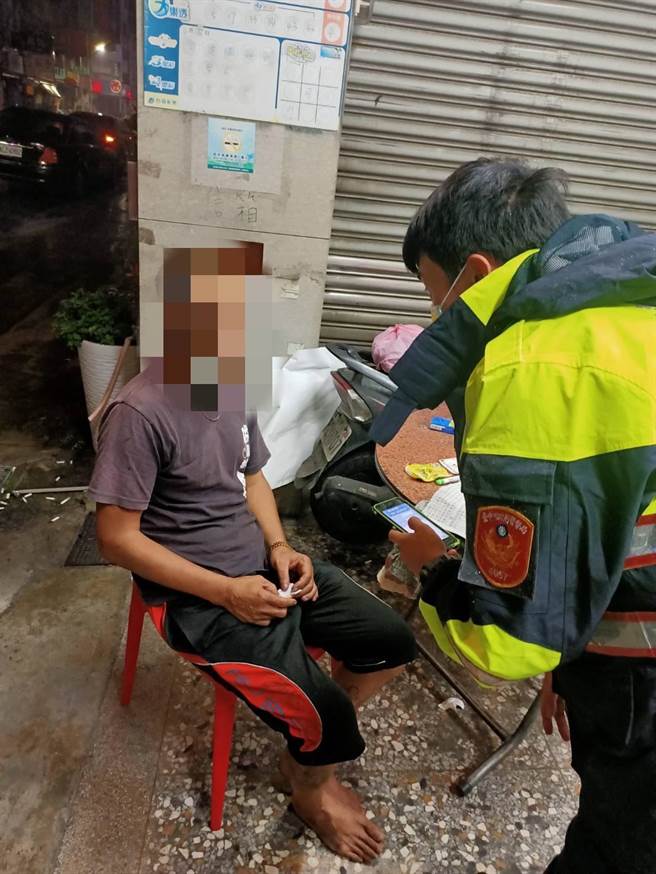 男子異想天開，買完運彩躺臥地上淋雨，盼「遇水則發」中大獎，員警得知原因傻眼。(圖／熱心民眾提供)　
