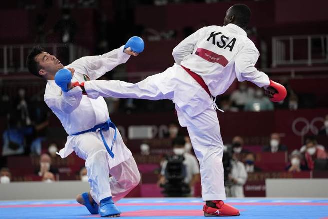 沙乌地阿拉伯选手Tareg Hamedi(右)在领先时一脚踢晕对手，屈居银牌。（美联社资料照）
