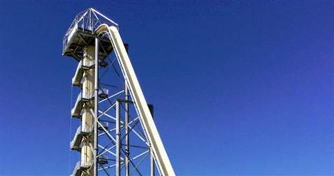 17层楼高的「疯狂滑水道」，曾被金氏世界纪录为「全球最高」。（图／取自Schlitterbahn Waterparks粉丝专页）