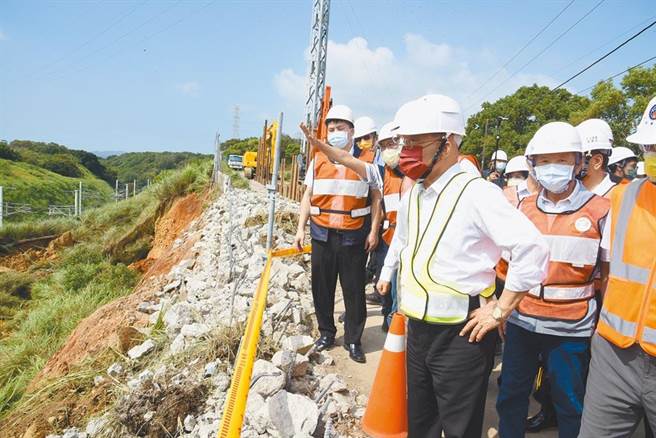 行政院长苏贞昌8日下午赴苗栗，了解高铁边坡坍方情形。（苗栗县政府提供／谢明俊苗栗传真）