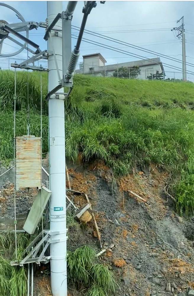 坍方处的电杆屹立不摇，许多乘客对高铁施工品质感到佩服。（读者提供）