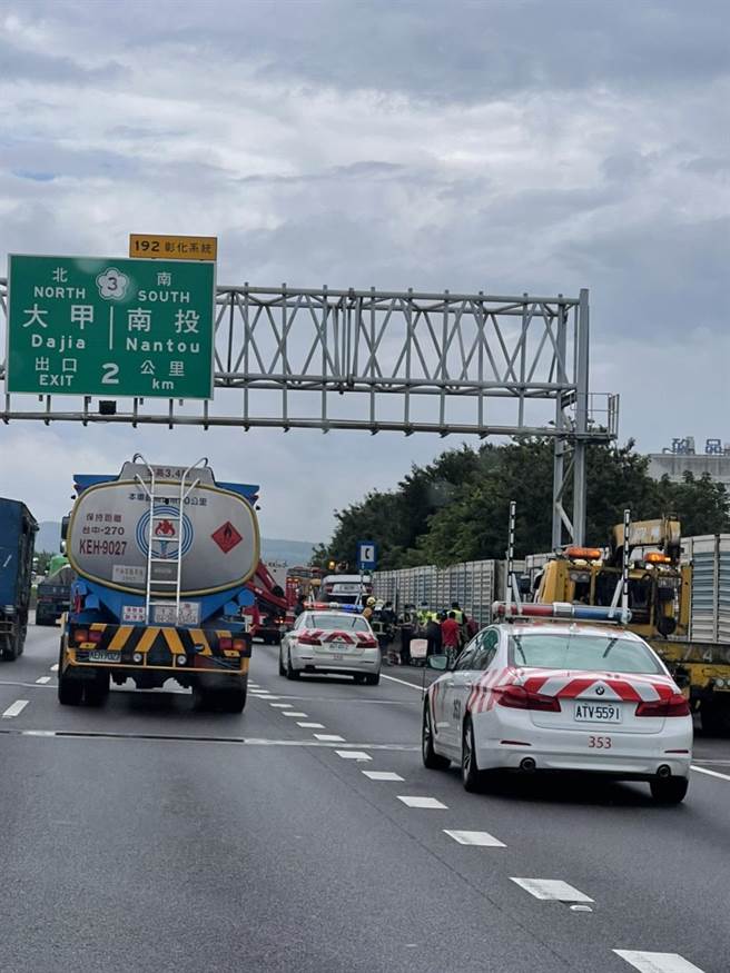 一名男子全身赤裸开车上国道后在国一彰化北上路段自撞翻车，自行脱困后坐在护栏上，引发路过驾驶乘客惊呼。（翻摄彰化踢爆网／谢琼云彰化传真）