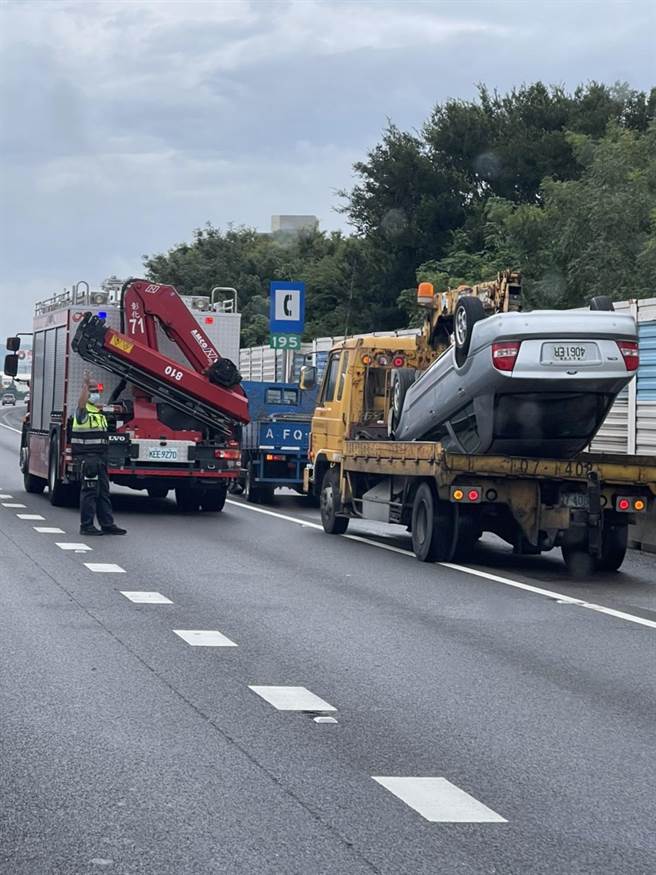 一名男子全身赤裸开车上国道后在国一彰化北上路段自撞翻车，自行脱困后坐在护栏上，引发路过驾驶乘客惊呼。（翻摄彰化踢爆网／谢琼云彰化传真）