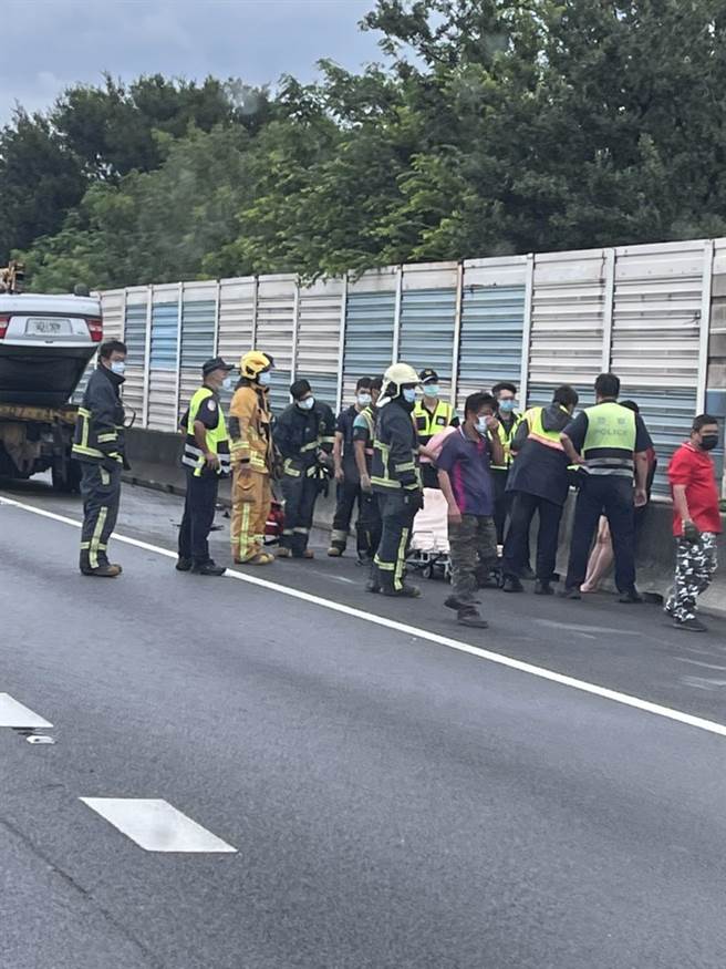 一名男子全身赤裸开车上国道后在国一彰化北上路段自撞翻车，自行脱困后坐在护栏上，引发路过驾驶乘客惊呼。（翻摄彰化踢爆网／谢琼云彰化传真）