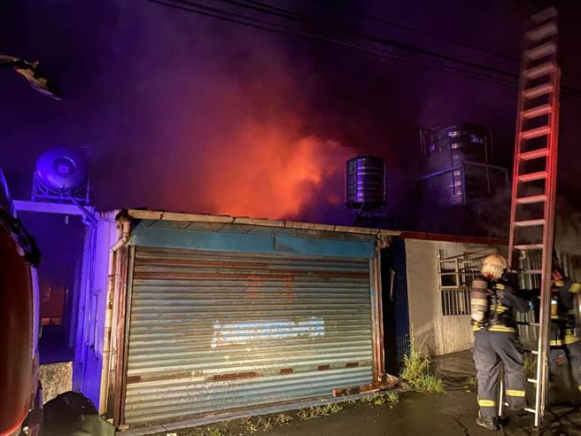 台中太平区长龙路一段中山一巷一处巷弄连栋民宅9日凌晨0时起火，火势波及两旁连栋建物，总计四户受到祝融波及。（台中市消防局提供／冯惠宜台中传真）