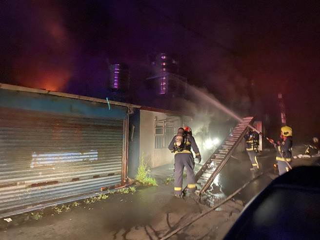 台中太平区长龙路一段中山一巷一处巷弄连栋民宅9日凌晨0时起火，火势波及两旁连栋建物，总计四户受到祝融波及。（台中市消防局提供／冯惠宜台中传真）