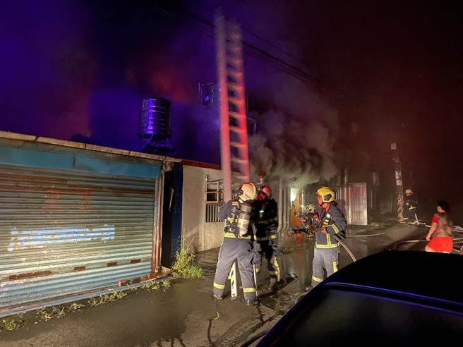 台中太平区长龙路一段中山一巷一处巷弄连栋民宅9日凌晨0时起火，警消获报即时到场扑灭。（台中市消防局提供／冯惠宜台中传真）