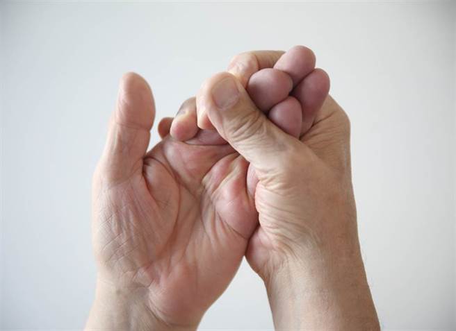 手指不明黑點恐是癌化 醫：5徵兆惡性高。(示意圖/Shutterstock)