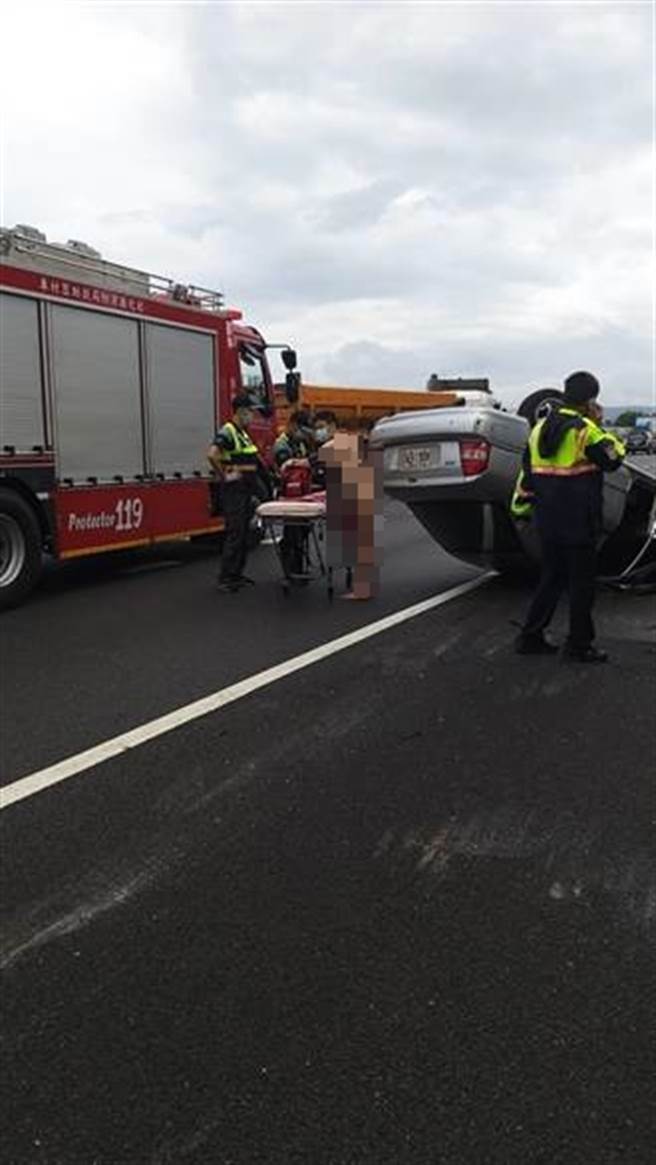 一名男子全身赤裸开车上国道后在国一彰化北上路段自撞翻车，自行脱困后坐在护栏上，引发路过驾驶乘客惊呼。（翻摄彰化踢爆网／谢琼云彰化传真）