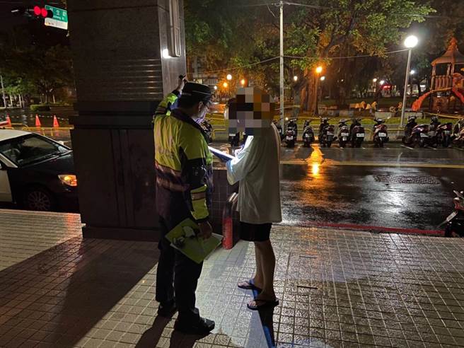 17歲周姓少年上月底不慎遺失皮夾，民眾拾獲後送至新北市中和警分局交通分隊，分隊長吳偉輔利用社群軟體FB聯繫，成功將遺失物歸還。（中和警分局提供）