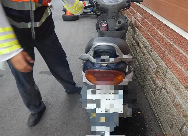 台中市西屯路與遊園北路口，9日上午發生機車擦撞後，女騎士倒地遭自小客車輾過左手的車禍。（民眾提供／盧金足台中傳真） 