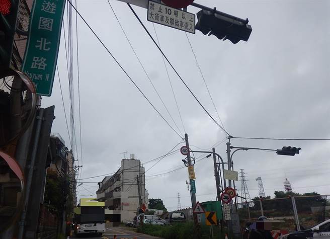 台中市西屯路與遊園北路口，9日上午發生機車擦撞後，女騎士倒地遭自小客車輾過左手的車禍。（民眾提供／盧金足台中傳真）