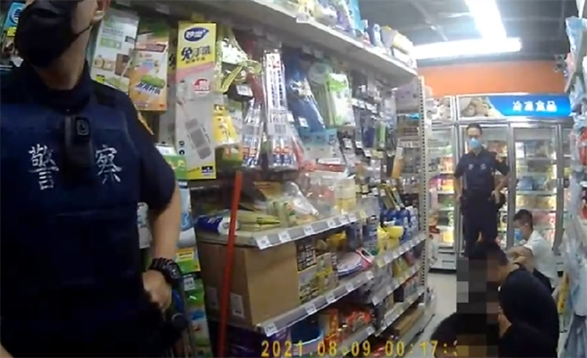 5惡煞持棍棒狂毆債主，一聽到警笛聲後，立刻躲賣場地下室，遭警方甕中捉鱉。(戴志揚翻攝)