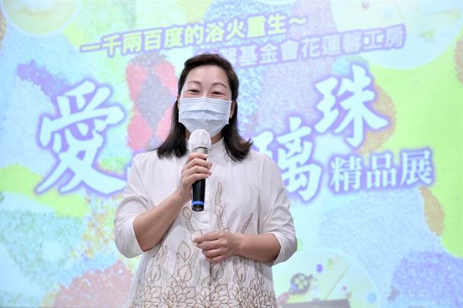 花莲县长徐榛蔚亲自到场参观「一千两百度浴火重生－爱的琉璃精品展」/图:花莲县政府提供