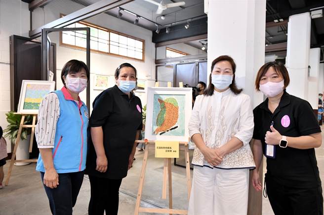 花莲县长徐榛蔚亲自到场参观「一千两百度浴火重生－爱的琉璃精品展」/图:花莲县政府提供