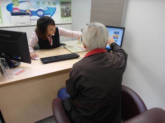 银髮人才资源中心主任余瑷君表示，银髮中心成立7年来服务过不少中高龄求职者，发现许多曾因家庭照护离开职场的银髮人才，求职不顺通常并非能力问题，只是缺少一份跳出习惯领域的勇气。（示意图，银髮人才资源中心提供）