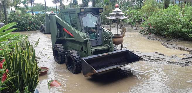 第四作戰區54工兵群派遣鏟裝機至六龜區大津里，協助民眾作土石淤泥清運。（國軍提供／林瑞益高雄傳真）